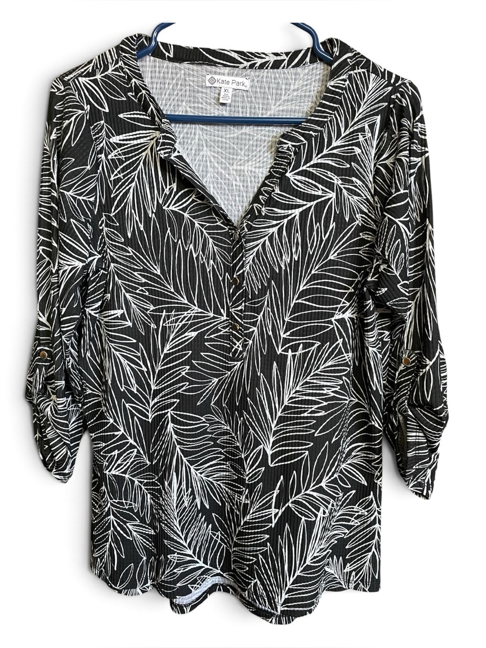 Kate Park Black & White Leaf-Print V-Neck Women's Top XL